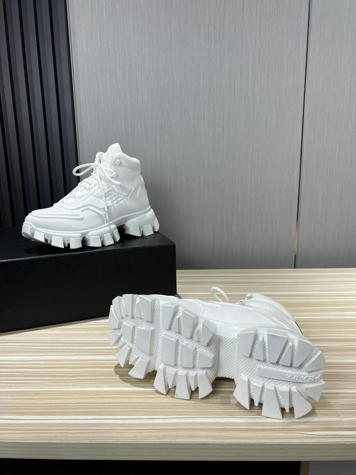 Men's shoes 💰660💰 [PRADA] Couple's popular item at the counter 💑Official website synchronized ⬆️Original fly-woven film fabric + cowhide lining, 1⃣️:1⃣️reproduction, original sole, 35-45 (45.46 custom-made, non-refundable)